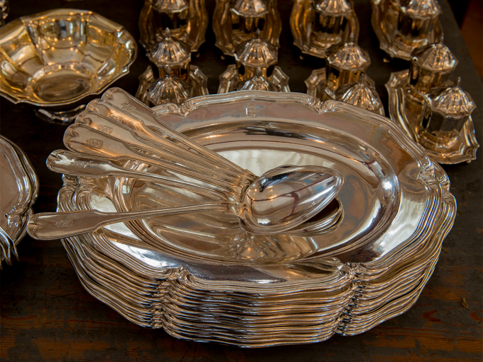 Et omfattende utvalg av statens sølvbestikk er på utstilling. Aldri har så mye vært vist på en gang. Foto: Jan Haug, Det kongelige hoff
